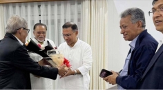 তারেক রহমানকে ফুল দিয়ে শুভেচ্ছা জানালেন মির্জা ফখরুল