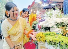 ফুল ব্যবসায়ীদের এখন ব্যস্ততার শেষ নেই  