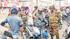 অনাকাঙ্ক্ষিত পরিস্থিতি এড়াতে সেনাবাহিনীর সদস্যদের কঠোর নিরাপত্তা তল্লাশি  