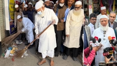 ফজরের নামাজের পরই সড়ক পরিষ্কারে নামলেন বিরোধীদলীয় নেতা