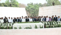 শহীদ জিয়া ও বেগম খালেদা জিয়ার সমাধিতে প্রধানমন্ত্রীর শ্রদ্ধা