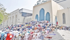 জুম্মার নামাজ আদায় করতে মসজিদে মুসুল্লিদের ঢল  