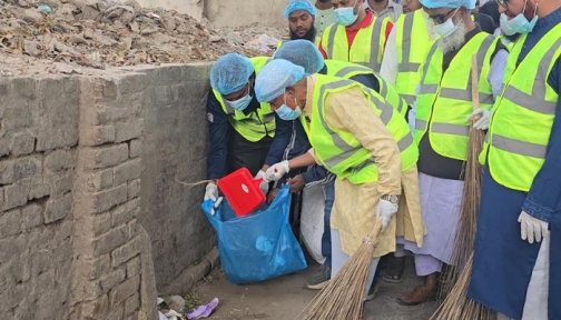 শহর পরিষ্কারে নামলেন এমপি বুলবুল