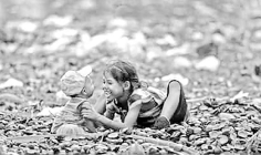 উৎসবের শহরে অবহেলিত পথশিশু 