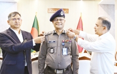 বনিযুক্ত আইজিপি মো. আলী হোসেন ফকিরকে র‌্যাঙ্ক ব্যাজ পরিয়ে দেন প্রধানমন্ত্রী  