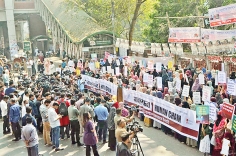 জাতীয় প্রেসক্লাবের সামনে মানববন্ধন  