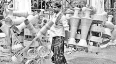 ঐতিহ্যের অন্তিম প্রহরে কুটিরশিল্প  