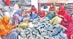 ব্যস্ত সময় পার করছেন টুপি তৈরির নারী শ্রমিকরা  