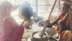 রমজানে ভেজালমুক্ত মুড়ির চাহিদায় ব্যস্ত ঈশ্বরদীর নারীরা