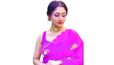 ঐতিহ্যের সঙ্গে লাবণ্যের ছোঁয়ায় পূজা চেরি