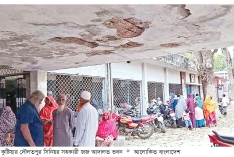 জরাজীর্ণ ভবনে চলছে আদালতের কার্যক্রম  