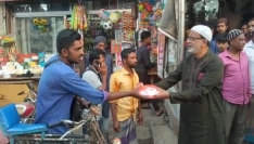 মির্জাগঞ্জে পথচারীদের মাঝে উপজেলা বিএনপি সভাপতির ইফতার বিতরণ