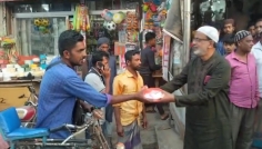 মির্জাগঞ্জে পথচারীদের মাঝে উপজেলা বিএনপি সভাপতির ইফতার বিতরণ