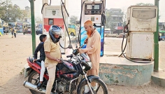 চুয়াডাঙ্গায় ফিলিং স্টেশনে ভিড়, চাহিদা দ্বিগুণের বেশি