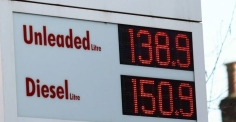মধ্যপ্রাচ্যের যুদ্ধে তেলের দাম লাফিয়ে বাড়ছে