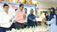 সিরাজগঞ্জের কৃতি শিক্ষার্থীদের মাঝে শিক্ষাবৃত্তির চেক বিতরণ