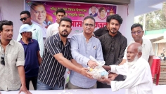 নওগাঁয় গরিব ও দুস্থদের মাঝে ঈদ সামগ্রী বিতরণ