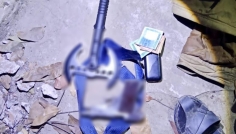 ব্যবসায়ীর বাড়িতে ছিনতাই, ধাওয়া খেয়ে অস্ত্র ফেলে পালালো দুর্বৃত্তরা