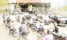 জ্বালানি তেল কিনতে পেট্রোল পাম্পগুলোতে দীর্ঘ লাইন  