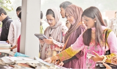 অমর একুশে বইমেলায় দর্শনার্থীরা 
