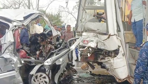 বাগেরহাটে বাস-মাইক্রোবাস সংঘর্ষে ৪ শিশুসহ নিহত অন্তত ১৩