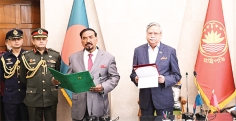 নবনির্বাচিত স্পিকারকে শপথ পড়ান রাষ্ট্রপতি  