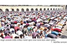 রোজার চতুর্থ জুমায় বায়তুল মোকাররমে মুসল্লিদের ঢল  