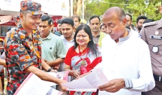 সচেতনতা বাড়াতে একুশে বইমেলায় ফায়ার সার্ভিসের লিফলেট বিতরণ  