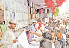 ভাসমান দোকানগুলোতে ক্রেতাদের ভীড়  