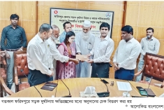 সড়ক দুর্ঘটনায় ক্ষতিগ্রস্তদের মধ্যে অনুদানের চেক বিতরণ  