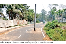 রাস্তায় বিদ্যুতের খুঁটি, দুর্ঘটনার আশঙ্কা  