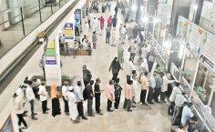 ব্যাংকগুলোতে গ্রাহকদের ভিড়  