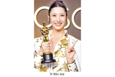 ইন্ডাস্ট্রি ছেড়ে দিতে চাওয়া কণ্ঠেই অস্কার জয়  