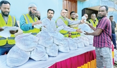 পরিবহন চালক ও শ্রমিকদের মধ্যে খাদ্যসামগ্রী বিতরণ  