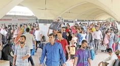 স্রোতের মতো বাড়ি যাচ্ছে মানুষ  