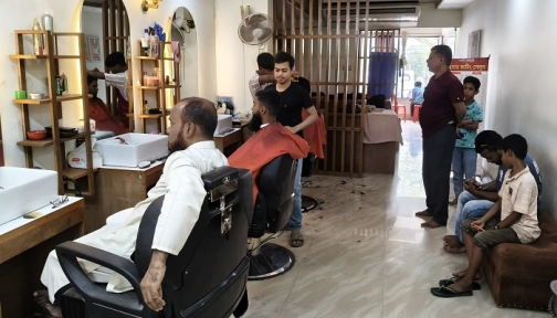 ঈশ্বরগঞ্জে ঈদের আমেজ: শেষ মুহূর্তের সাজে সেলুনগুলোতে উপচে পড়া ভিড়
