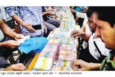 গুলিস্তানে বাড়তি দামে নতুন নোট কেনার হিড়িক  