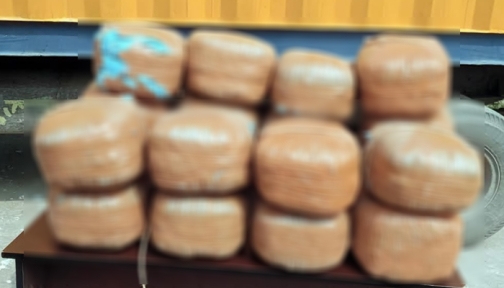 দিনাজপুরে ৬০ কেজি গাঁজাসহ কাভার্ড ভ্যান জব্দ, চালক পলাতক