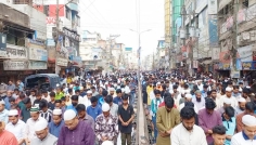 হাজীগঞ্জ ঐতিহাসিক বড় মসজিদে জুমাতুল বিদায় লক্ষাধিক মুসল্লির অংশগ্রহণ