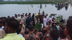 জামালপুরে ব্রিজ ভেঙে নদে শতাধিক মানুষ, প্রাণ গেল ৪ শিশুর