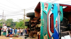 চট্টগ্রাম-কক্সবাজার মহাসড়কে বাস উল্টে নিহত ২, আহত ১০
