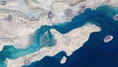 হরমুজ প্রণালি পুরোপুরি বন্ধ করে দেয়ার হুমকি ইরানের