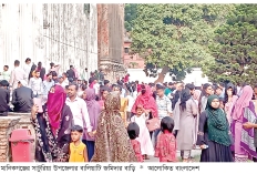 বালিয়াটি জমিদার বাড়িতে দর্শনার্থীদের উপচেপড়া ভিড়  