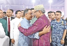 পবিত্র ঈদুল ফিতরের নামাজ আদায় শেষে কুশল বিনিময় করেন প্রধানমন্ত্রী  