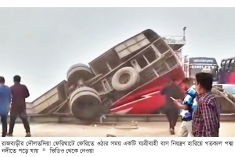 ৪৫ যাত্রী নিয়ে নদীতে বাস  