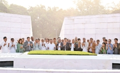 শহিদ রাষ্ট্রপতি জিয়াউর রহমান ও সাবেক প্রধানমন্ত্রী বেগম খালেদা জিয়ার সমাধিতে পুষ্পস্তবক অর্পণ  