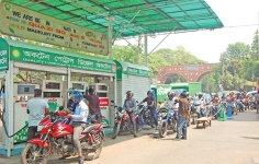 পেট্রল পাম্পগুলোতে মোটর গ্রাহকদের দীর্ঘ লাইন  