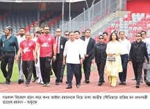 হঠাৎ মেয়েকে নিয়ে জাতীয় স্টেডিয়ামে প্রধানমন্ত্রী  