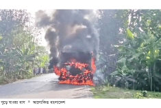 যশোরে যাত্রীবাহী বাসে আগুন  