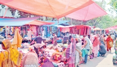 হলিডে মার্কেট থেকে কেনাকাটা করছেন ক্রেতারা  